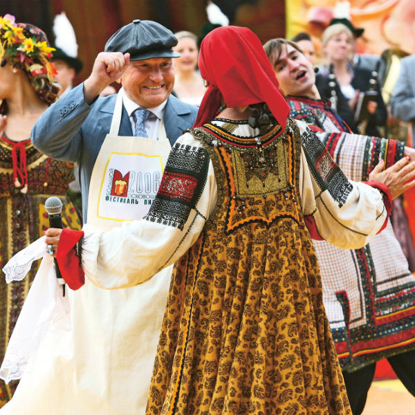 Бывший глава Москвы любит народные гулянья. На фото – он во время церемонии открытия Восьмого Большого Московского фестиваля пива в2006 году в Лужниках