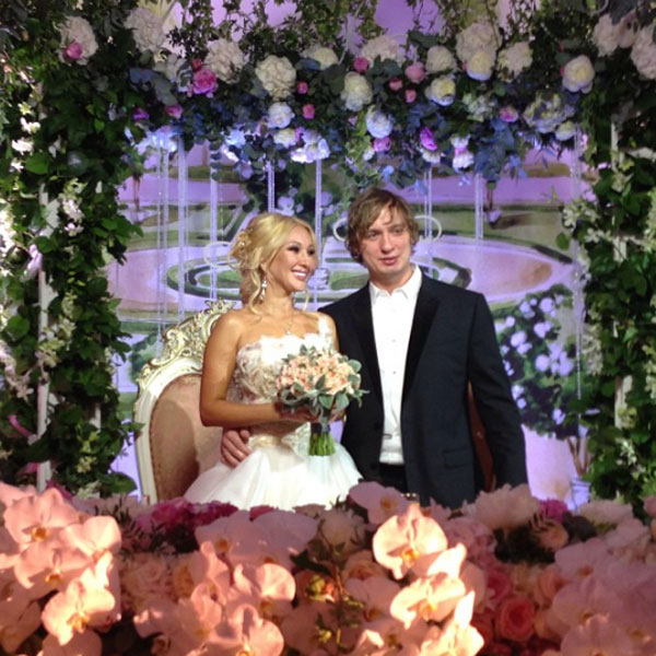 Стол молодоженов украшен орхидеями