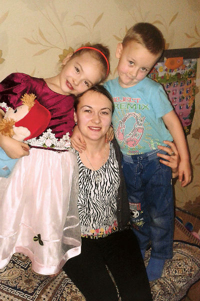 Все лето Ксюша гостила а деревне, у родителей своего отца. На фото – она с мамой и братом Даней Все лето Ксюша гостила а деревне, у родителей своего отца. На фото – она с мамой и братом Даней