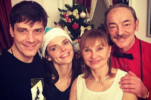 Новый год Матвеев отметил вместе с Лизой, их сыном Андреем, а также родителями экс-супруги Новый год Матвеев отметил вместе с Лизой, их сыном Андреем, а также родителями экс-супруги