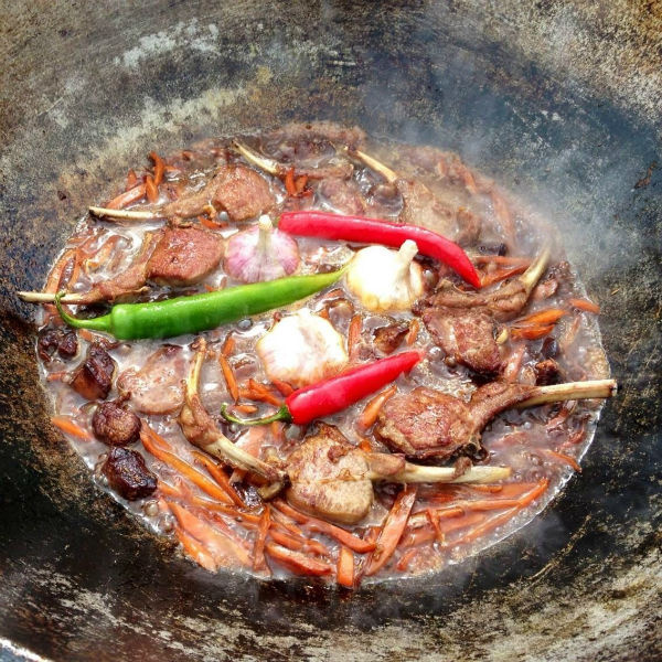 Анита угощала собравшихся пирогами с мясом, ферганским пловом... Анита угощала собравшихся пирогами с мясом, ферганским пловом...