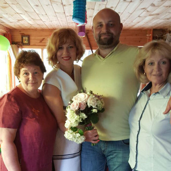 Родственники собрались на праздник девочки Родственники собрались на праздник девочки