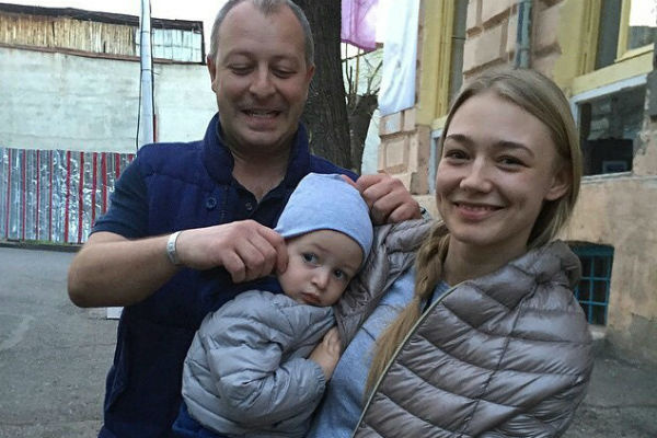 Актриса с супругом и сыном Актриса с супругом и сыном