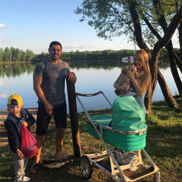 Дружное семейство Пынзарей вместе с Давидом, которому еще нет и двух недель, уже успело побывать на рыбалке Дружное семейство Пынзарей вместе с Давидом, которому еще нет и двух недель, уже успело побывать на рыбалке