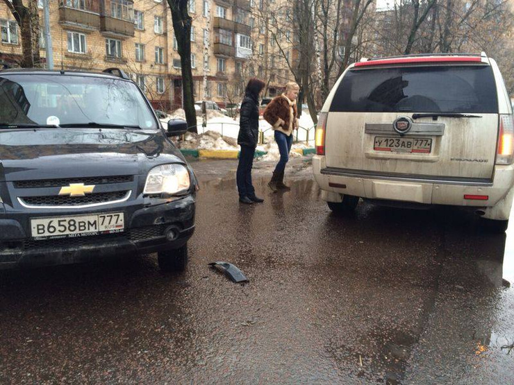 Машины столкнулись во вдоре дома, в котором живет Разина Машины столкнулись во вдоре дома, в котором живет Разина