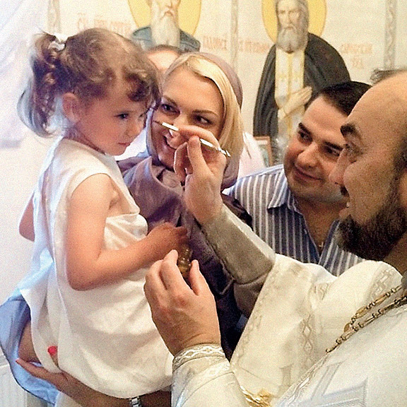 Во время таинства Антонина вела себя спокойно, не плакала Во время таинства Антонина вела себя спокойно, не плакала