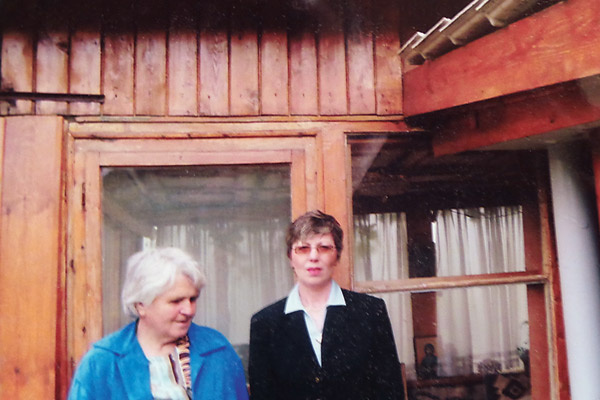 Венета Шарова (на фото снизу, слева) привела Ванию в дом знаменитой ясновидящей Венета Шарова (на фото снизу, слева) привела Ванию в дом знаменитой ясновидящей
