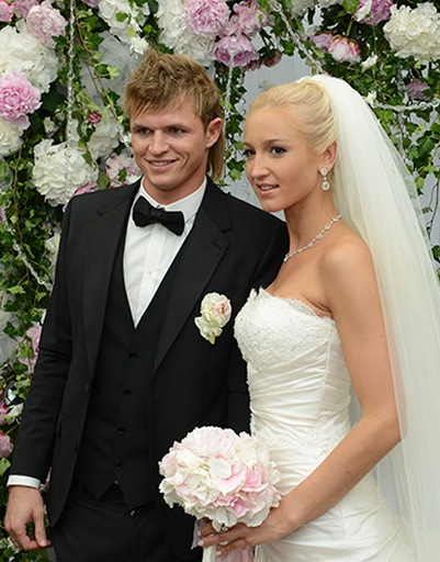 Ольга Бузова вышла замуж за Дмитрия Тарасова в июне 2012 года