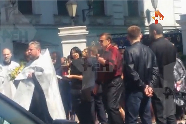На первом плане - отец Жанны Владимир Фриске На первом плане - отец Жанны Владимир Фриске