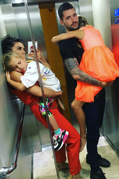 Анна Седокова с возлюбленным и дочками