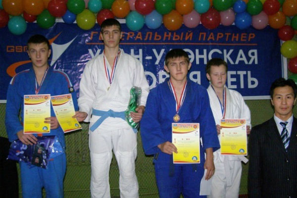 За месяц до трагедии Толя (второй слева) выиграл Открытое первенство Бурятии За месяц до трагедии Толя (второй слева) выиграл Открытое первенство Бурятии