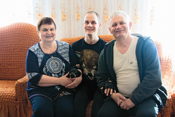 Родители плакали, когда летом прошлого года Саша вновь научился ходить Родители плакали, когда летом прошлого года Саша вновь научился ходить