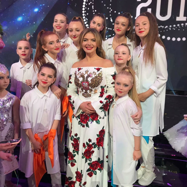 Алина Кабаева и молодые гимнастки Алина Кабаева и молодые гимнастки