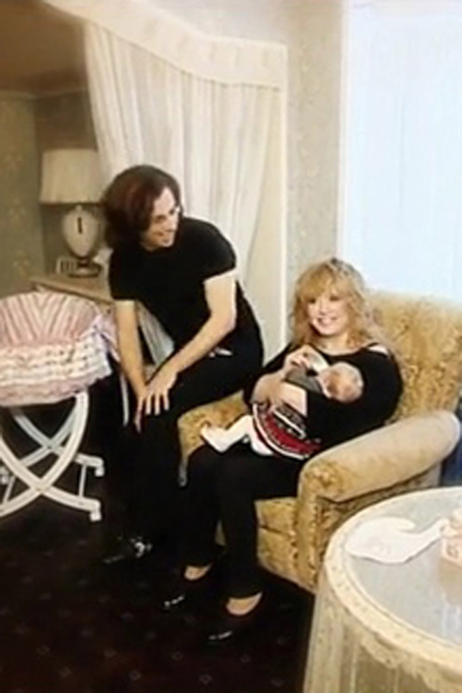 Пугачева и Галкин впервые показали детей StarHit.ru