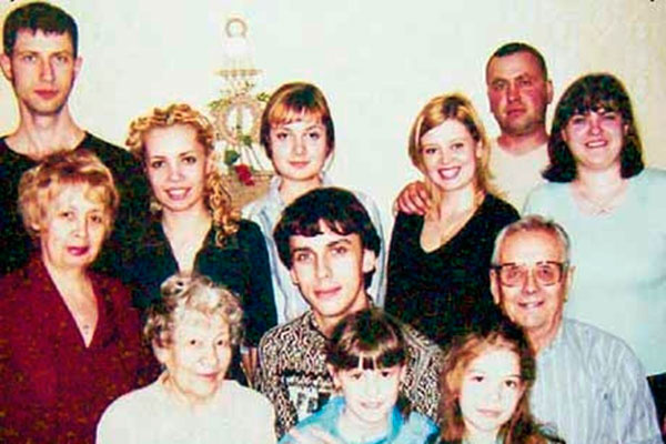 Максим (в центре) с друзьями и челябинской родней. Слева от него - двоюродная бабушка Зинаида Егоровна, справа - ее муж Андрей Андреевич Максим (в центре) с друзьями и челябинской родней. Слева от него - двоюродная бабушка Зинаида Егоровна, справа - ее муж Андрей Андреевич