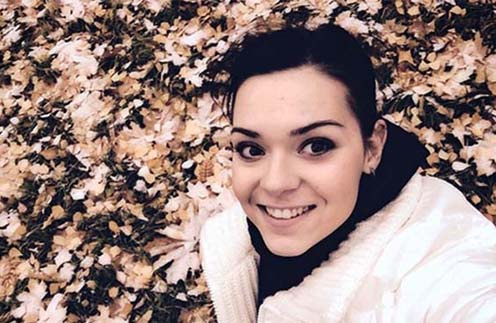 Снег на желтых листьях привел Аделину Сотникову в восторг Снег на желтых листьях привел Аделину Сотникову в восторг