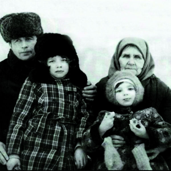 Каникулы семья будущей звезды проводила у бабушки Веры в деревне Тупик (Ира – слева, сестра Таня – справа)
