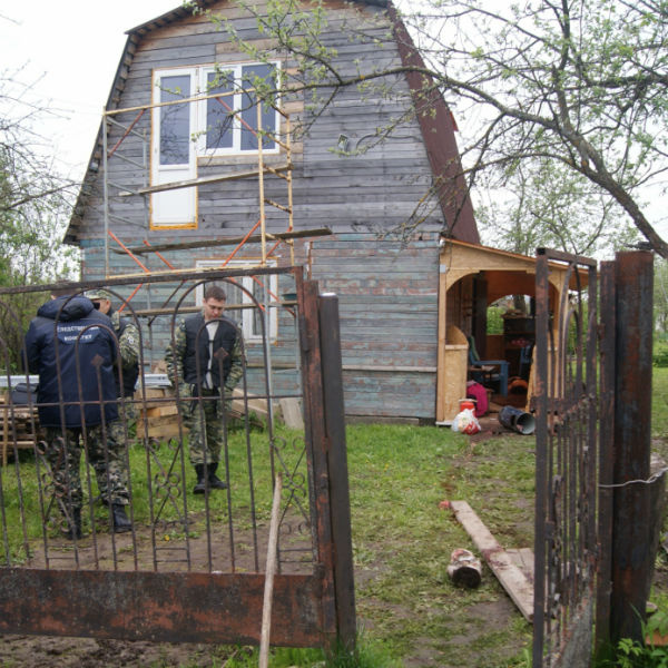 Поздно ночью подозреваемый в убийстве вернулся к приятелям с ружьем Поздно ночью подозреваемый в убийстве вернулся к приятелям с ружьем