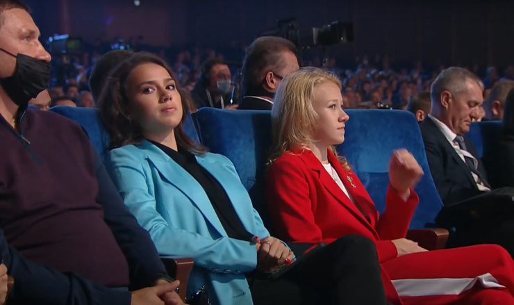 После слов Медведевой оператор постоянно переводил камеру Загитовой, которая сидела в зале - Алина выглядела не очень довольной. 