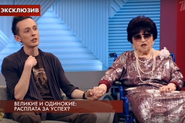 Женщина надеется, что сможет общаться с молодым человеком Женщина надеется, что сможет общаться с молодым человеком