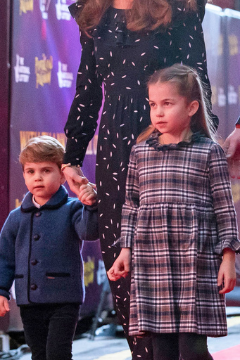 Мама и дочь: одинаковые образы Кейт Миддлтон и Шарлотты на королевских мероприятиях