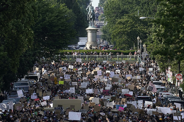 Сотни демонстрантов идут к Лафайет-Парку и Белому дому, чтобы протестовать против жестокости полиции и смерти Джорджа Флойда, 2 июня 2020 года, Вашингтон