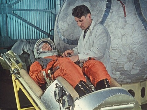 Первая женщина-космонавт Валентина Терешкова во время тренировки