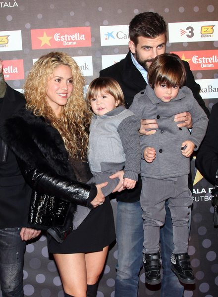 Шакира и Жерар Пике с детьми 