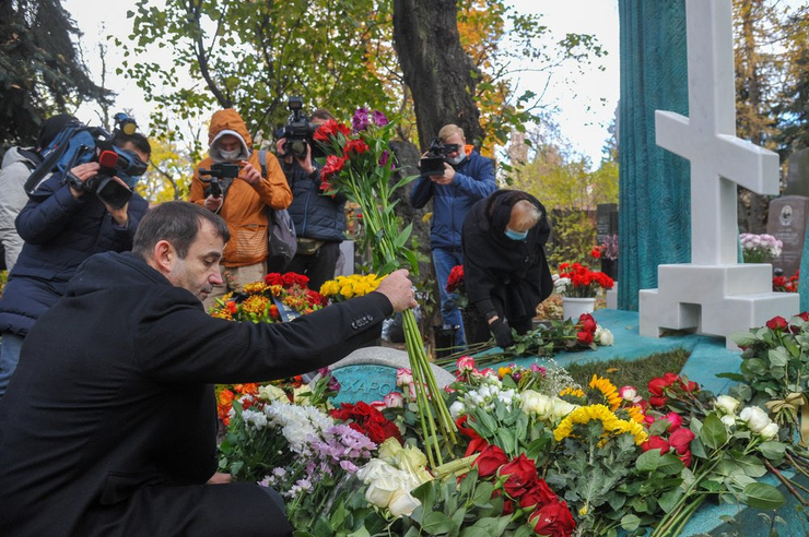 Мемориал утопает в цветах