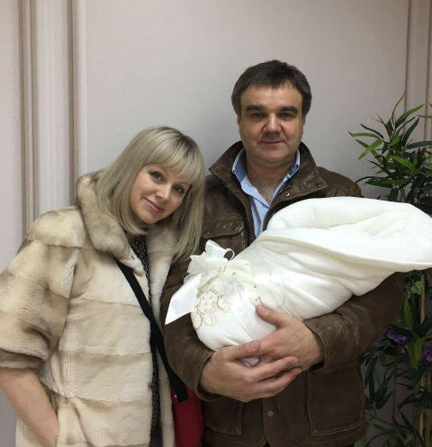 Супруг певицы Натали Александр приехал забрать жену и новорожденного из роддома Супруг певицы Натали Александр приехал забрать жену и новорожденного из роддома