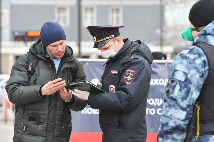 Сейчас документы проверяют у всех жителей столицы Сейчас документы проверяют у всех жителей столицы