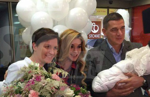 Ксения Бородина с новорожденной дочерью, мужем и главврачом ПМЦ Татьяной Олеговной Нормантович