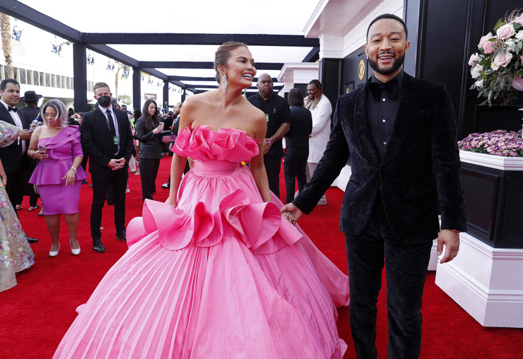 Когда брендовые платья выглядят как обноски. Звезды на церемонии Grammy-2022