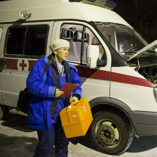 Медикам приходится по одному выезжать на драки и ДТП, идти в темные подъезды, подниматься по нескончаемым лестницам в хрущевках Медикам приходится по одному выезжать на драки и ДТП, идти в темные подъезды, подниматься по нескончаемым лестницам в хрущевках