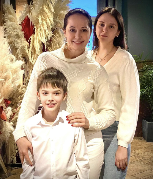 Актриса воспитывает двоих детей — дочь Татьяну и сына Виктора 