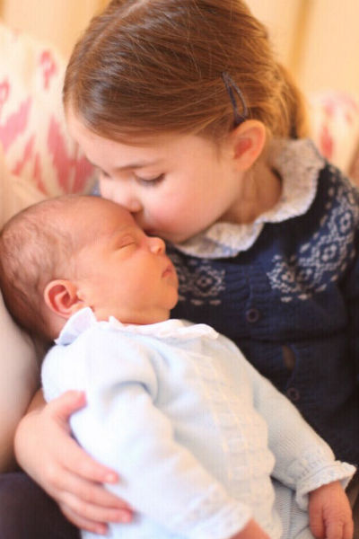 Первые фото принца Луи с сестрой появились еще 6 мая