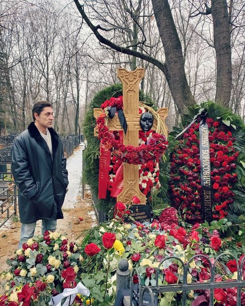 Степан Джигарханян у могилы отца