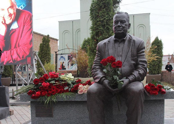 Памятник Рязанову в Самаре Памятник Рязанову в Самаре