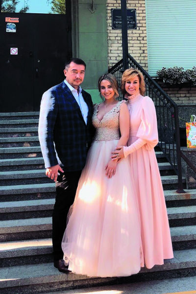 Анна Ковальчук с дочерью и мужем