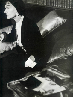 Книга Жюстин Пикарди «Coco Chanel: Легенда и жизнь» открывает новые тайны в жизни загадочной Шанель Книга Жюстин Пикарди «Coco Chanel: Легенда и жизнь» открывает новые тайны в жизни загадочной Шанель
