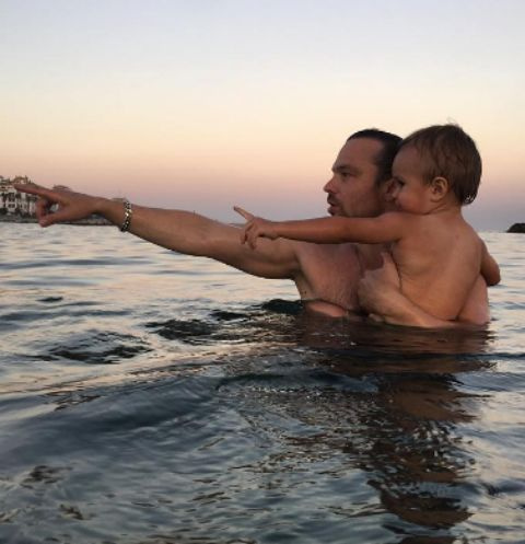 Алексей Чадов учит сына плавать