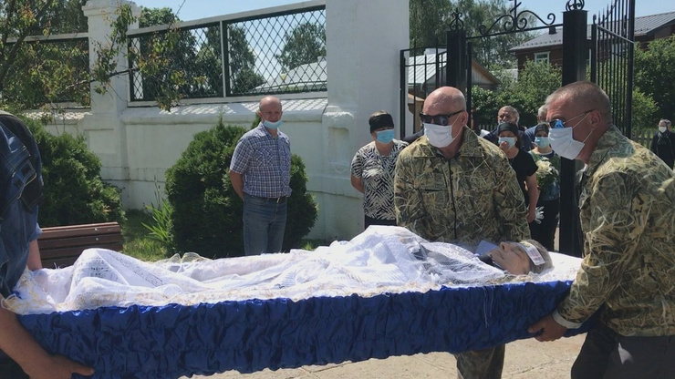 Отпевание проходит на родине Сергея Есенина в селе Константиново