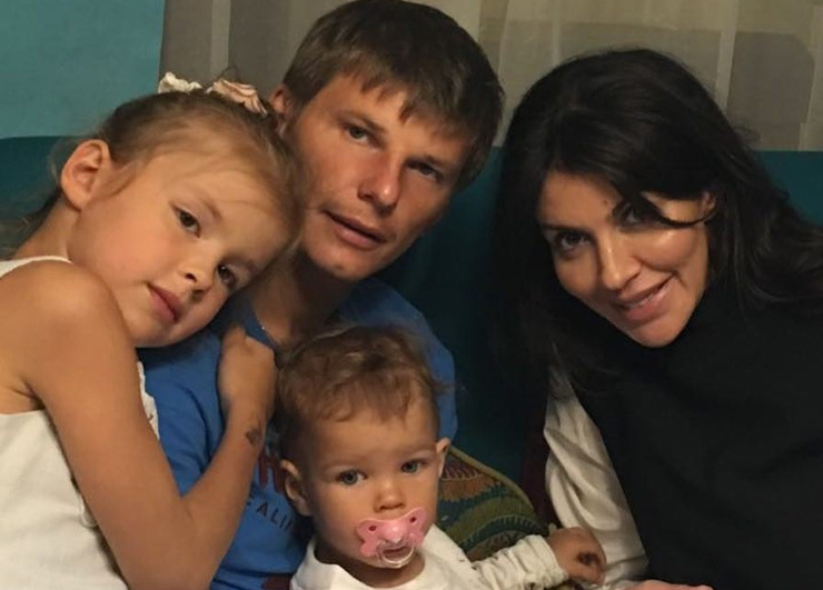 Старшая дочь Казьминой (слева) называла Андрея «папой»