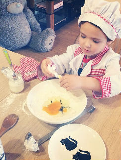 Богдан готовит тесто