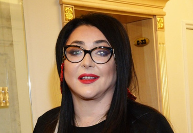 Лолита вывезла мать и дочь из Киева