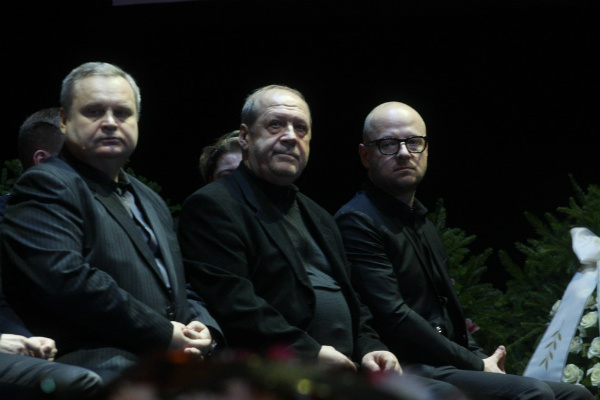 Муж Сенчиной - Владимир Андреев (в центре) - во время церемонии прощания с артисткой