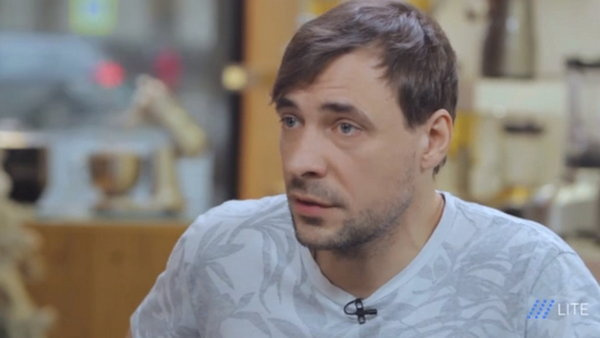 Евгений Цыганов крайне редко дает интервью и не любит позировать фотографам Евгений Цыганов крайне редко дает интервью и не любит позировать фотографам