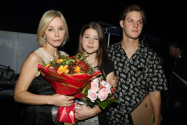 Марина Зудина с дочерью Машей и сыном Павлом Марина Зудина с дочерью Машей и сыном Павлом