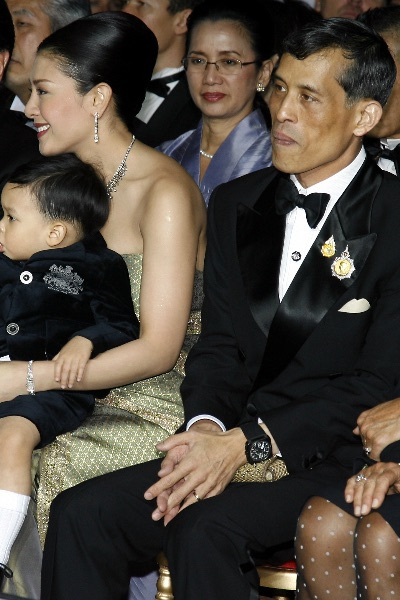 Маха Вачиралонгкорн с супругой и младшим наследником Дипангон