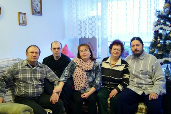 Иеромонах Фотий в окружении близких - родителей, бабушки и брата Иеромонах Фотий в окружении близких - родителей, бабушки и брата